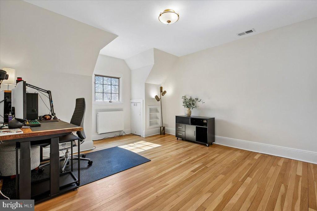 Image 26 of property listing at 6317 POE RD, Bethesda, MD 20817