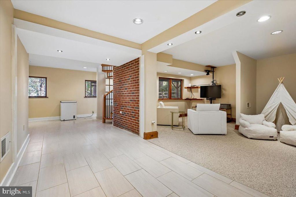 Image 34 of property listing at 6317 POE RD, Bethesda, MD 20817