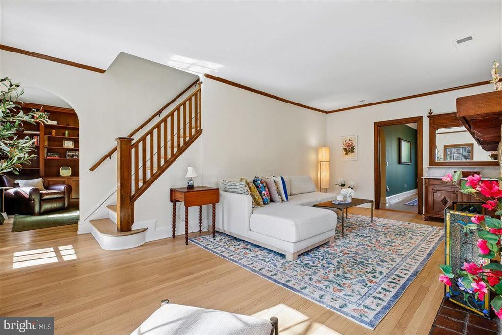 Image 7 of property listing at 6317 POE RD, Bethesda, MD 20817