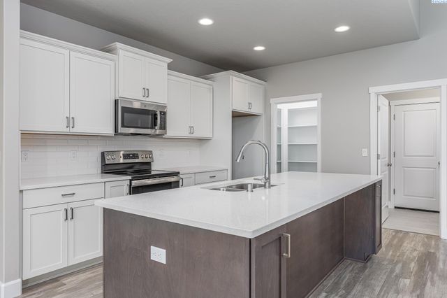 8705 Dusty Maiden Dr, Pasco, WA 99301