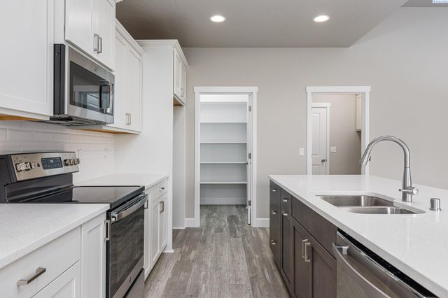 8705 Dusty Maiden Dr, Pasco, WA 99301