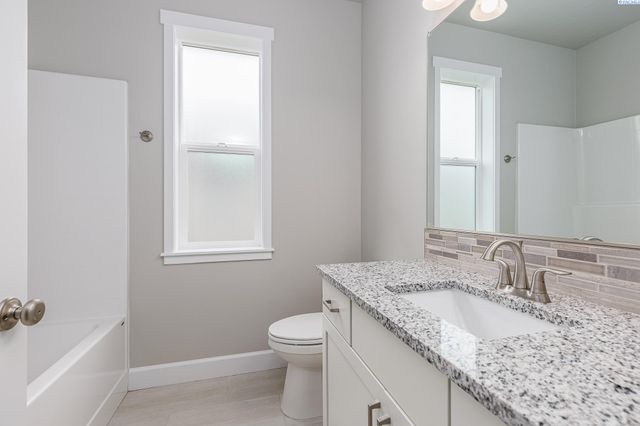 8705 Dusty Maiden Dr, Pasco, WA 99301