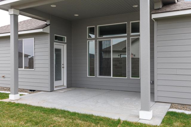 8705 Dusty Maiden Dr, Pasco, WA 99301