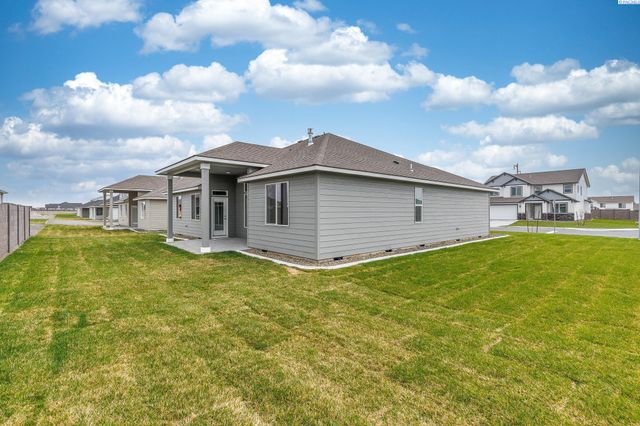 8705 Dusty Maiden Dr, Pasco, WA 99301