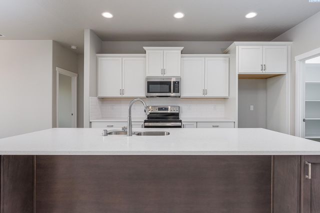 8705 Dusty Maiden Dr, Pasco, WA 99301