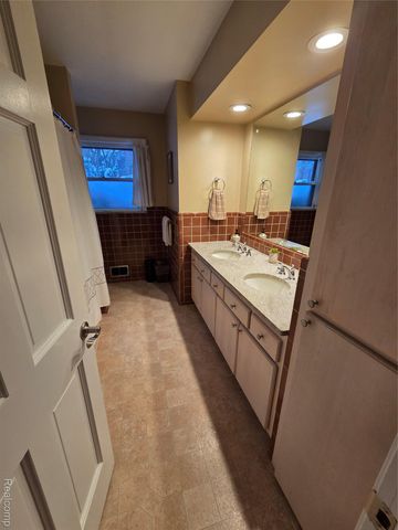 2745 Ayrshire Drive, Bloomfield Hills, MI 48302