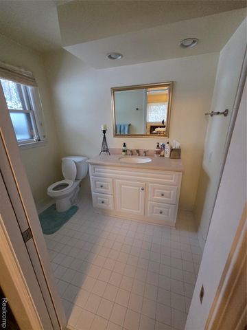 2745 Ayrshire Drive, Bloomfield Hills, MI 48302