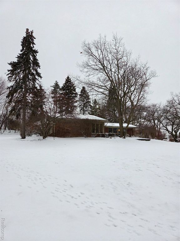 2745 Ayrshire Drive, Bloomfield Hills, MI 48302