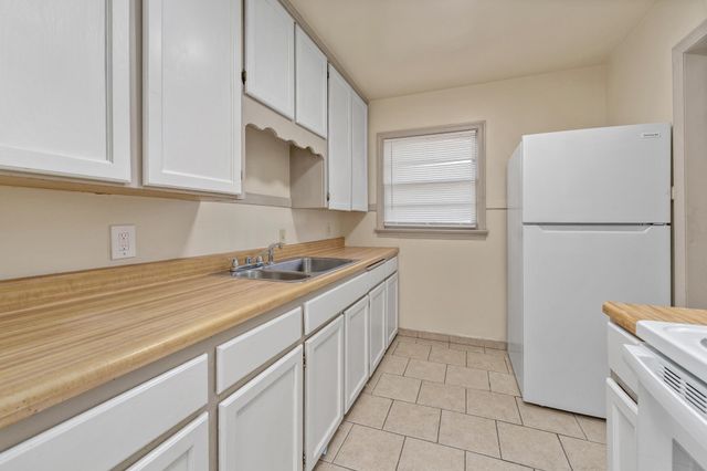 6124 E Harry St, Wichita, KS 67218