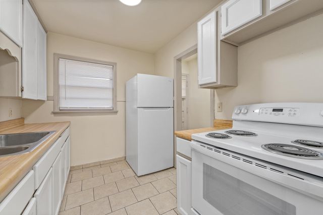 6124 E Harry St, Wichita, KS 67218