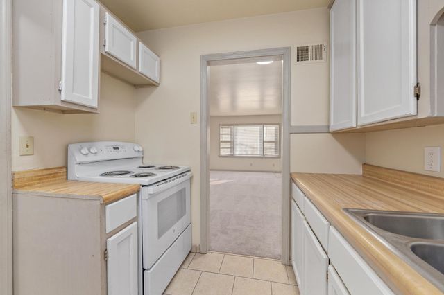 6124 E Harry St, Wichita, KS 67218