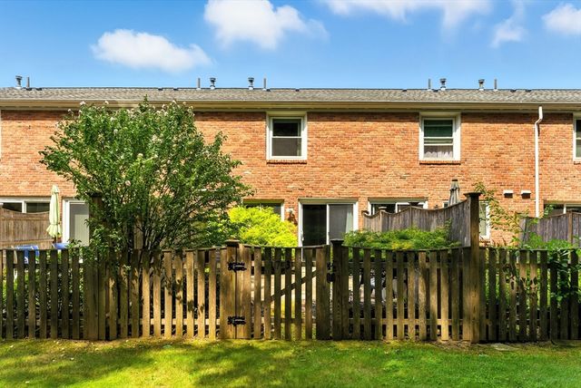 73 Yorktown Drive 73, Springfield, MA 01108