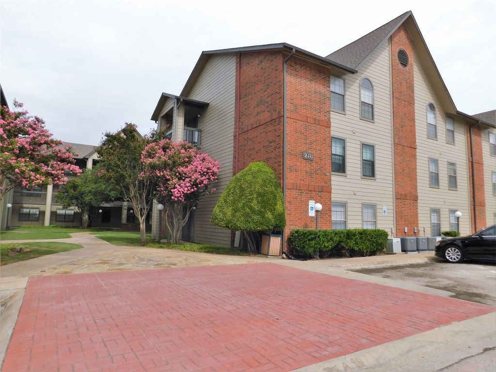 218 N Texas Boulevard 311, Denton, TX 76201