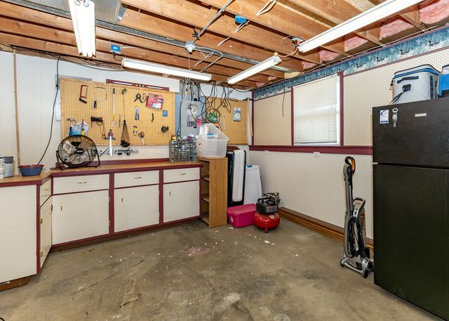 2440 W 60th Place, Davenport, IA 52806