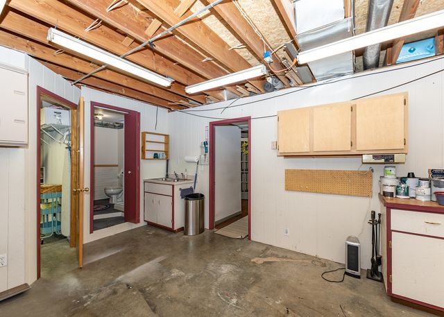 2440 W 60th Place, Davenport, IA 52806