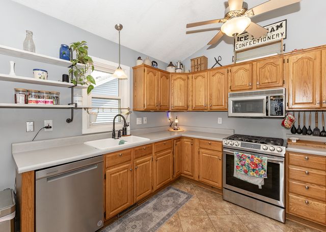 2440 W 60th Place, Davenport, IA 52806