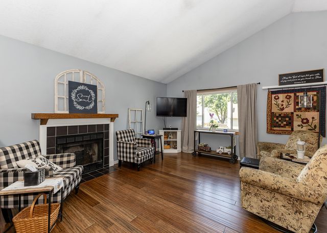 2440 W 60th Place, Davenport, IA 52806