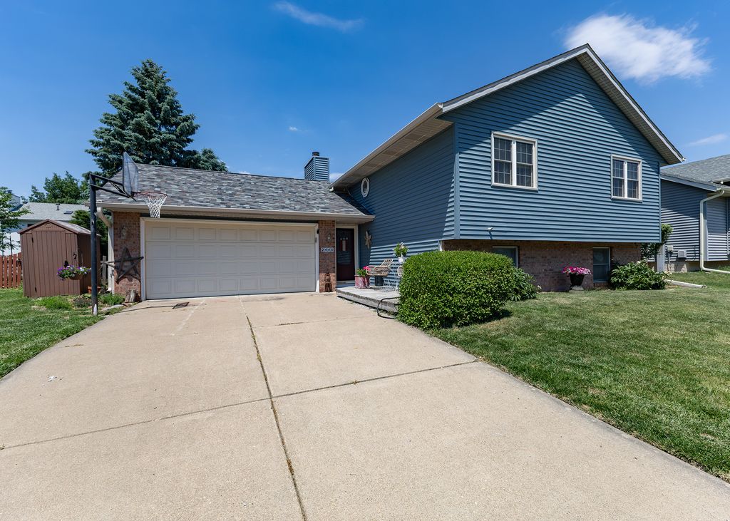 2440 W 60th Place, Davenport, IA 52806