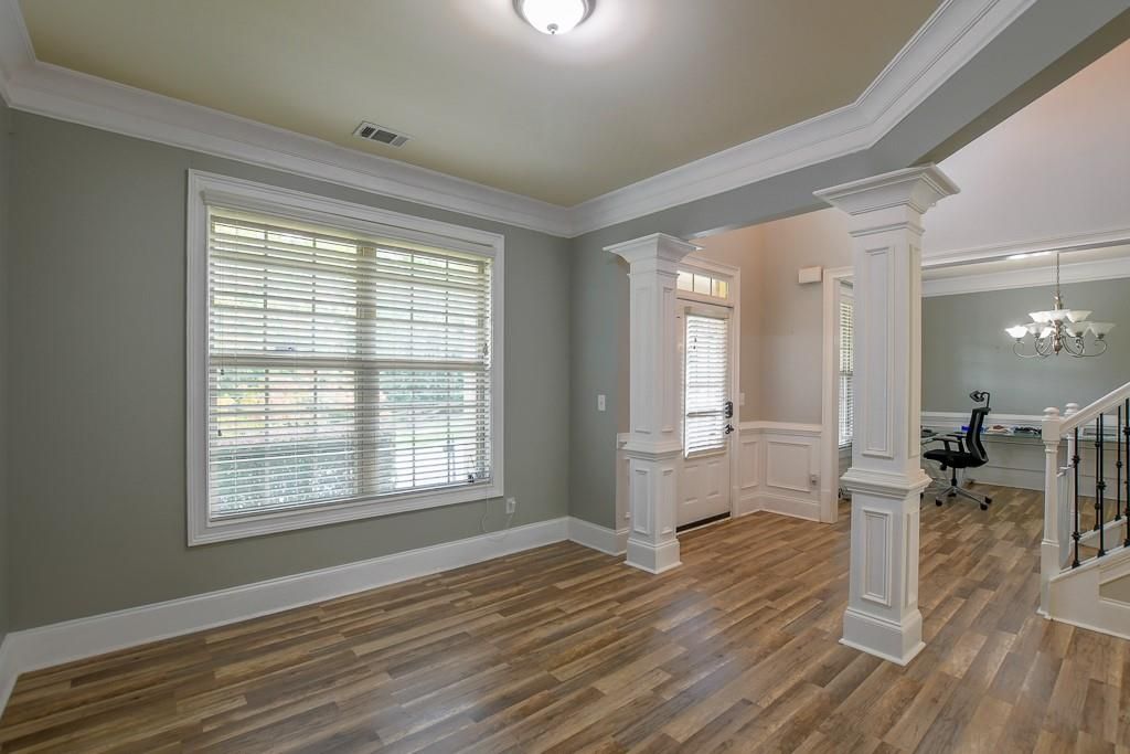 Image 10 of property listing at 1403 Sparkling Cove Drive, Buford, GA 30518