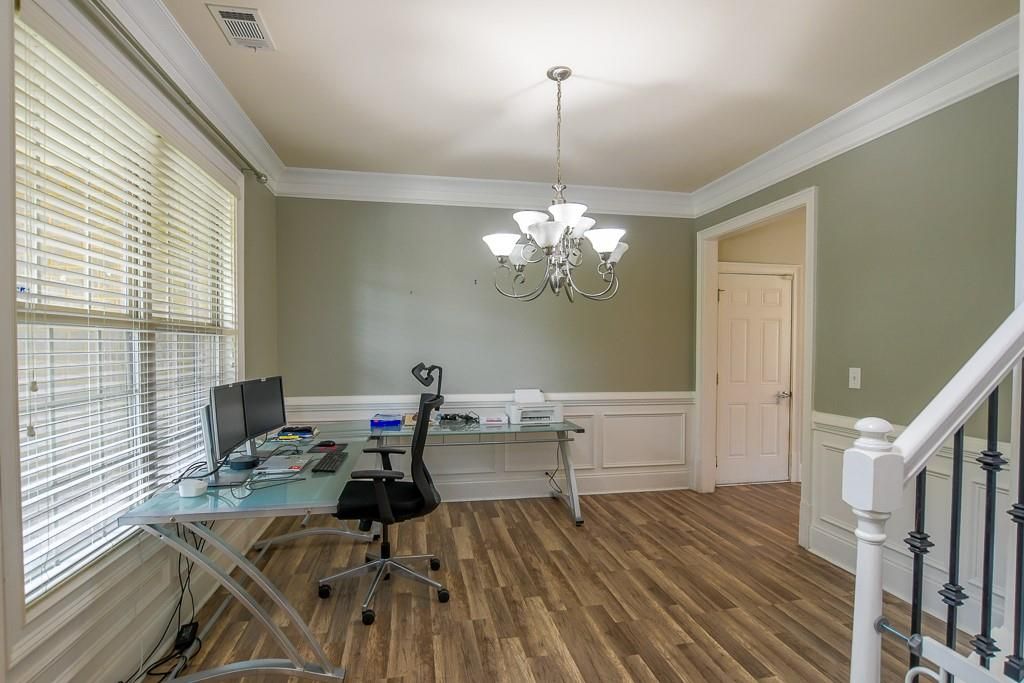 Image 11 of property listing at 1403 Sparkling Cove Drive, Buford, GA 30518