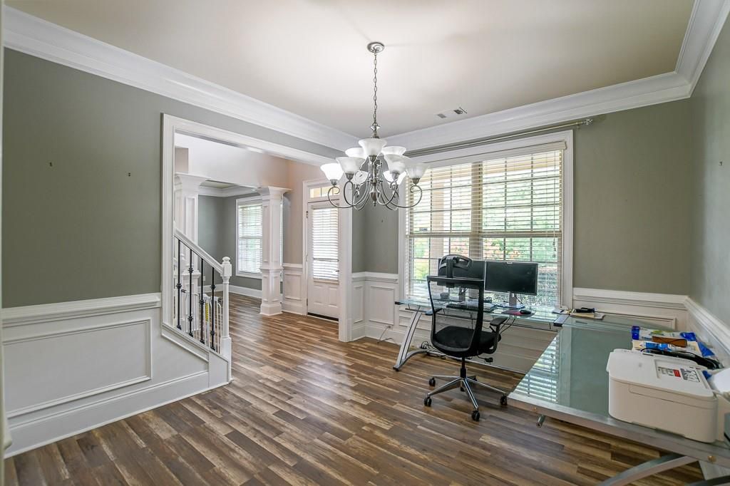 Image 12 of property listing at 1403 Sparkling Cove Drive, Buford, GA 30518