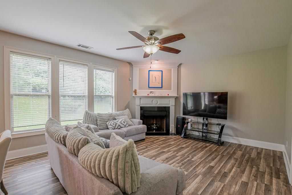 Image 13 of property listing at 1403 Sparkling Cove Drive, Buford, GA 30518