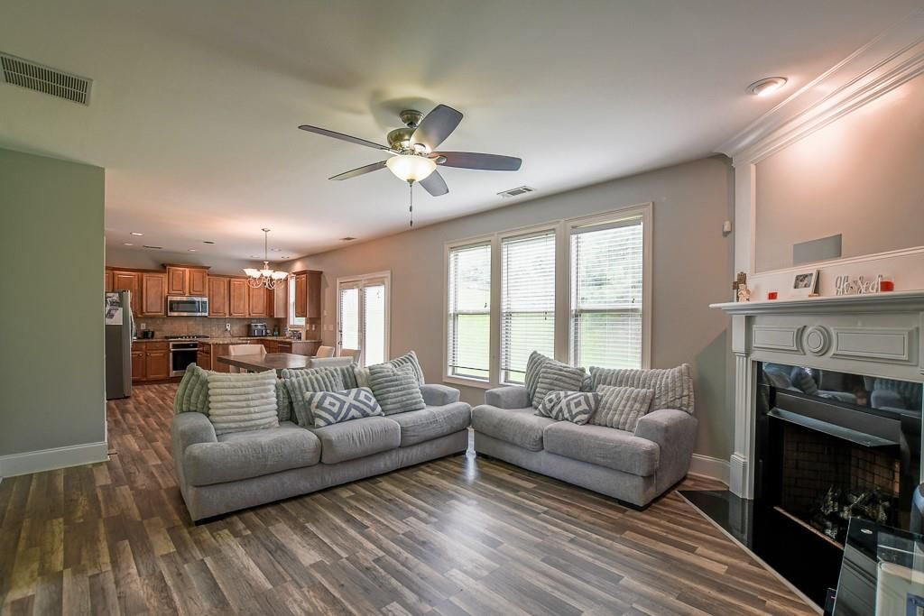 Image 14 of property listing at 1403 Sparkling Cove Drive, Buford, GA 30518