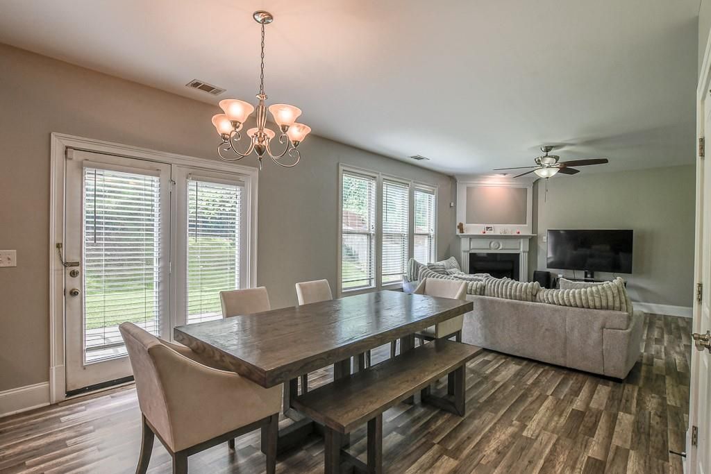 Image 16 of property listing at 1403 Sparkling Cove Drive, Buford, GA 30518