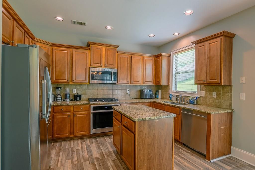 Image 17 of property listing at 1403 Sparkling Cove Drive, Buford, GA 30518