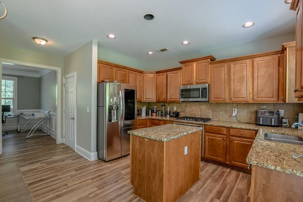 Image 18 of property listing at 1403 Sparkling Cove Drive, Buford, GA 30518