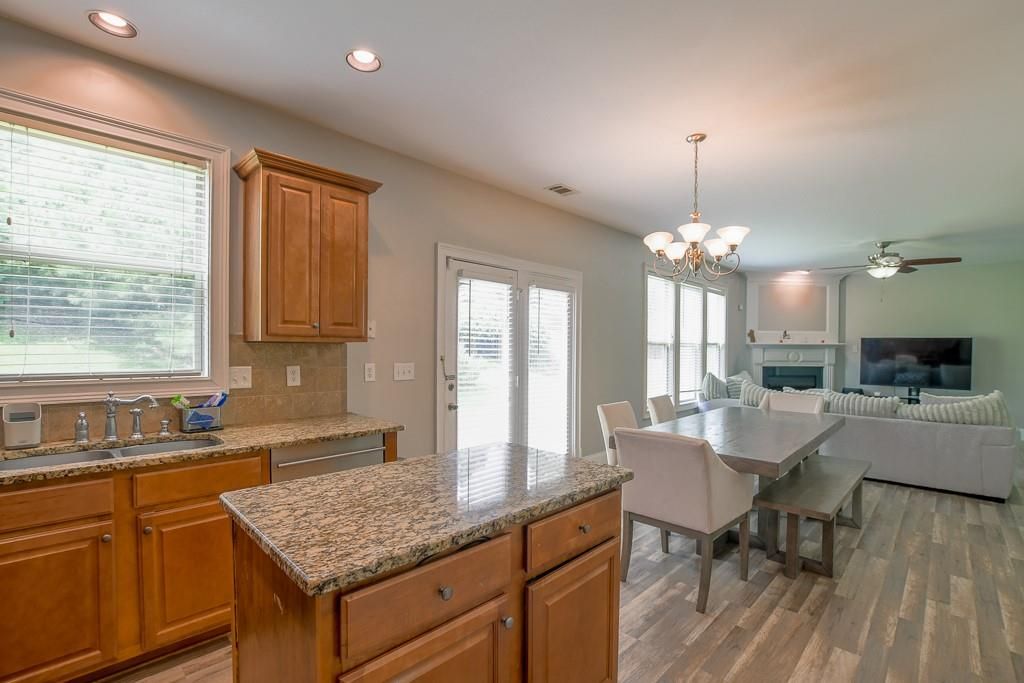 Image 20 of property listing at 1403 Sparkling Cove Drive, Buford, GA 30518