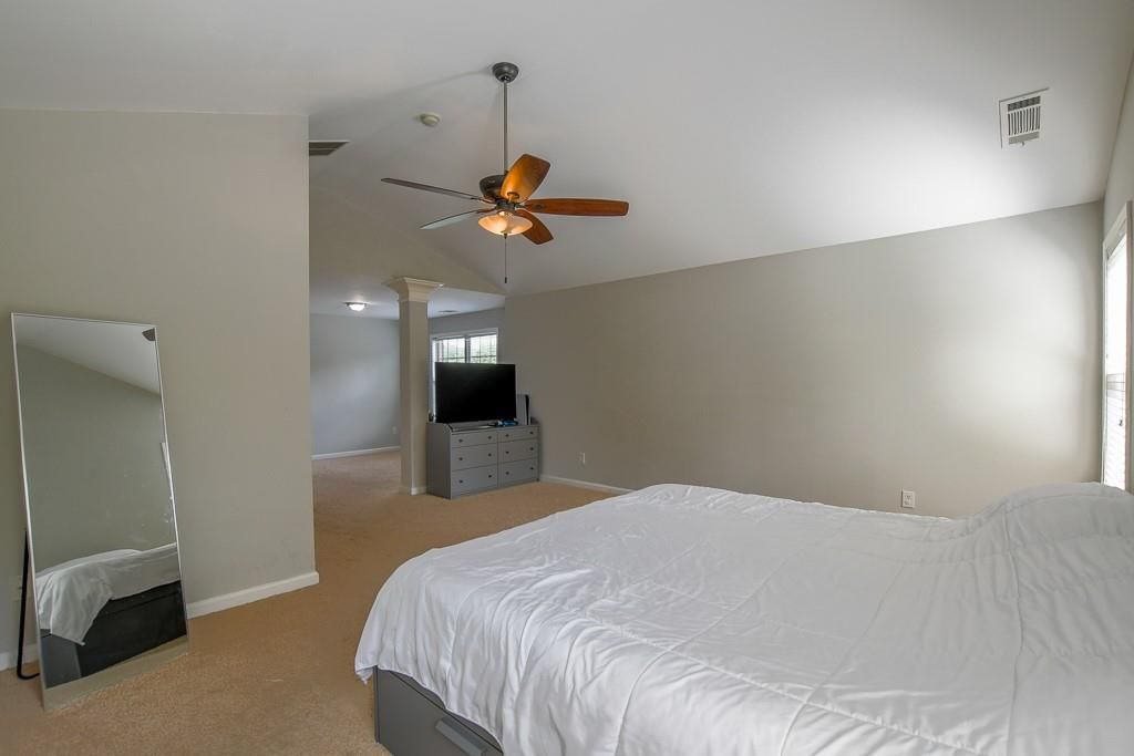 Image 26 of property listing at 1403 Sparkling Cove Drive, Buford, GA 30518