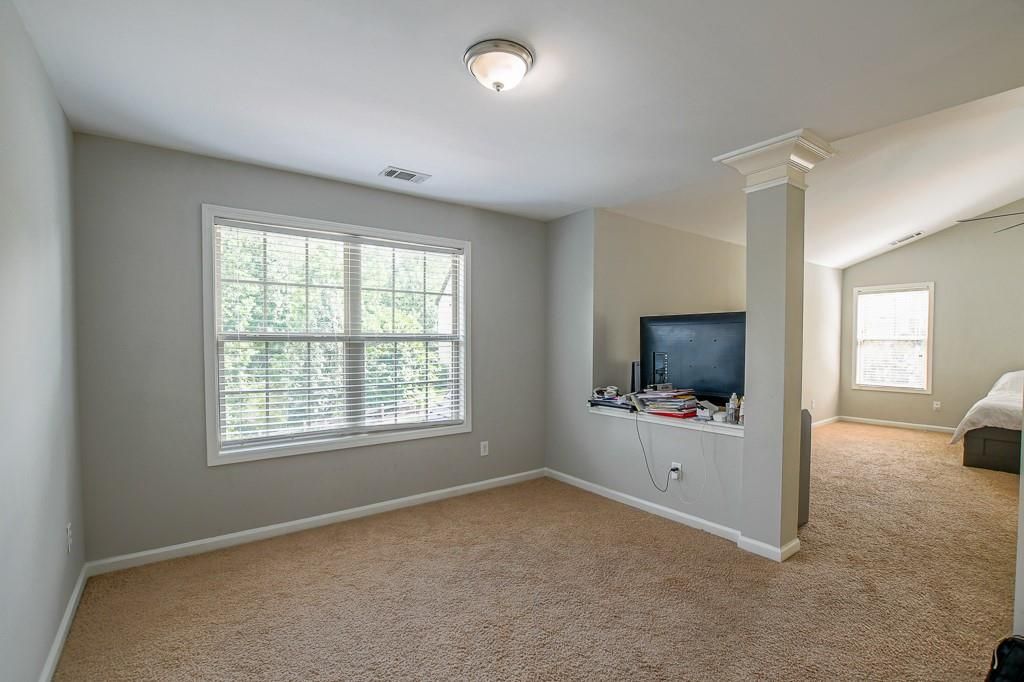 Image 28 of property listing at 1403 Sparkling Cove Drive, Buford, GA 30518