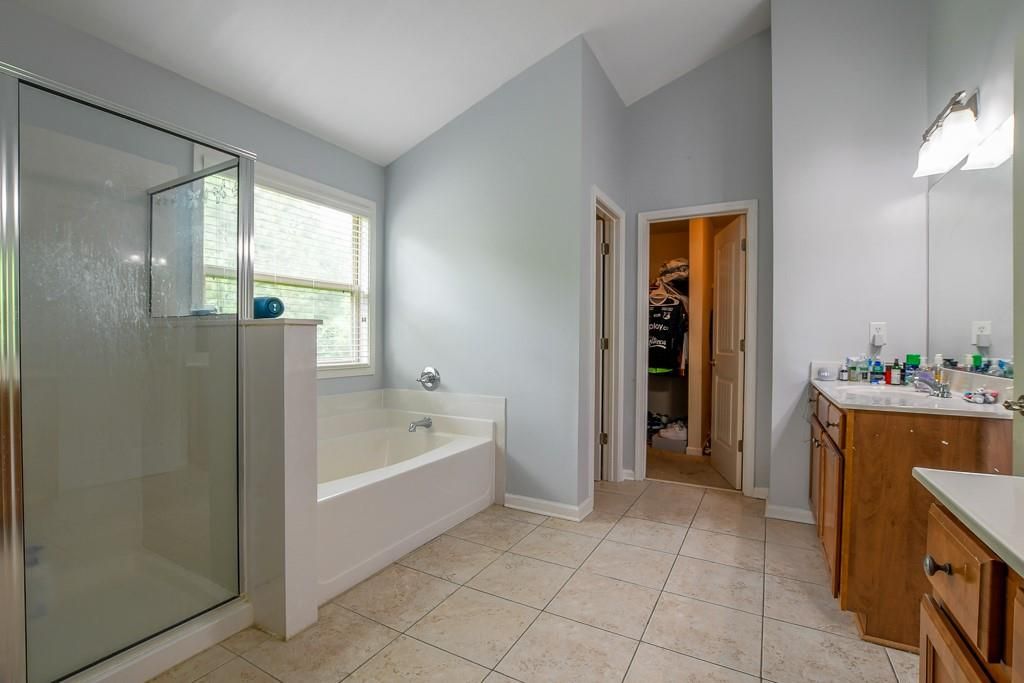 Image 30 of property listing at 1403 Sparkling Cove Drive, Buford, GA 30518