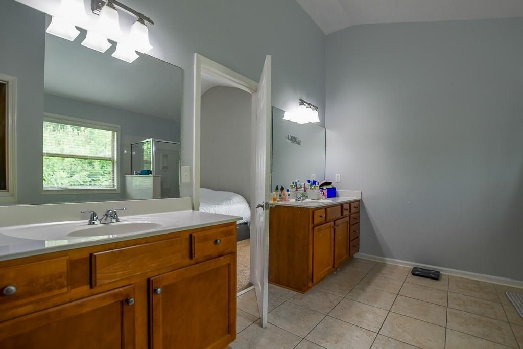 Image 31 of property listing at 1403 Sparkling Cove Drive, Buford, GA 30518