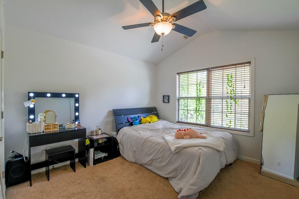 Image 37 of property listing at 1403 Sparkling Cove Drive, Buford, GA 30518