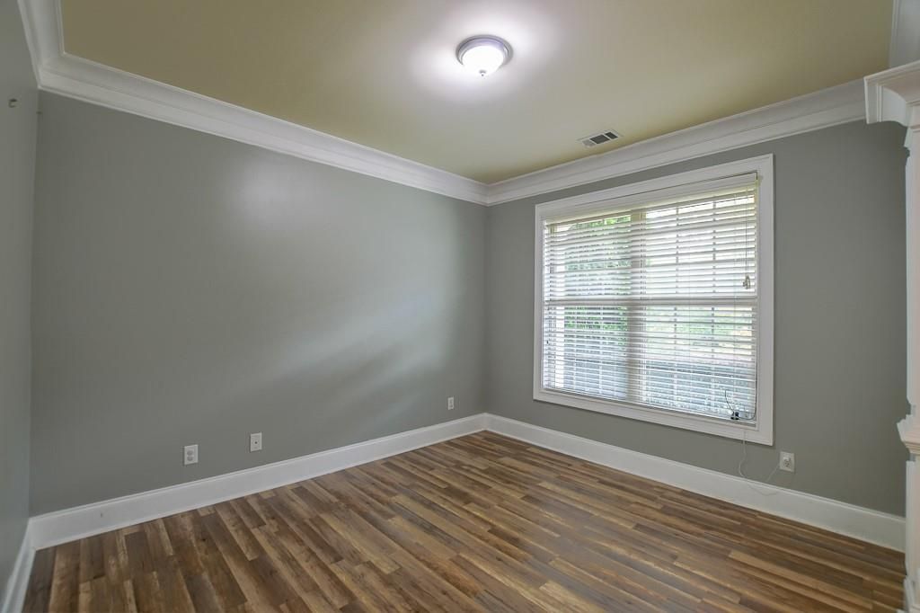 Image 9 of property listing at 1403 Sparkling Cove Drive, Buford, GA 30518