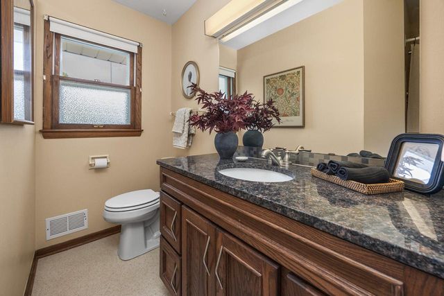 250 Hine AVENUE, Waukesha, WI 53188