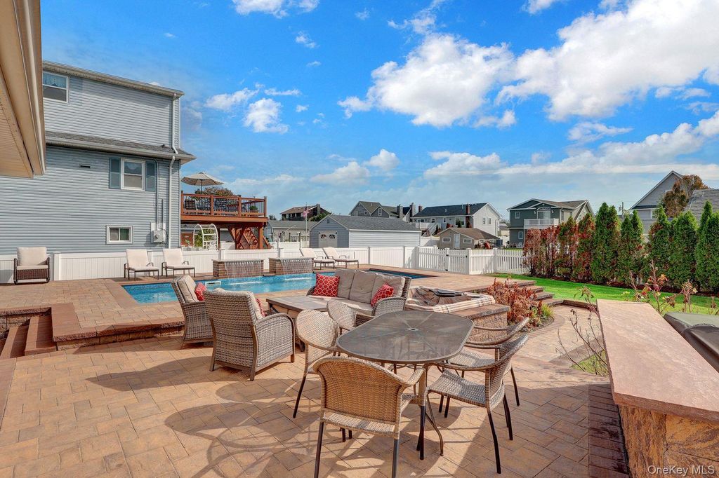 12 New Point Place, Amityville, NY 11701 — photo 4