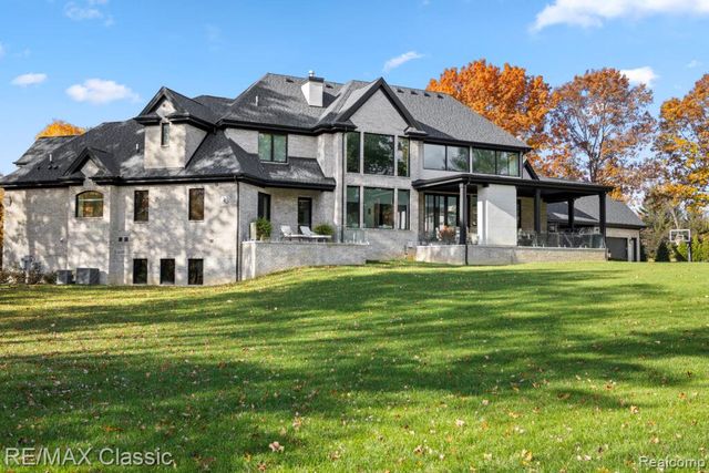 2866 Pine Bluffs Ct, Highland Charter Township, MI 48357