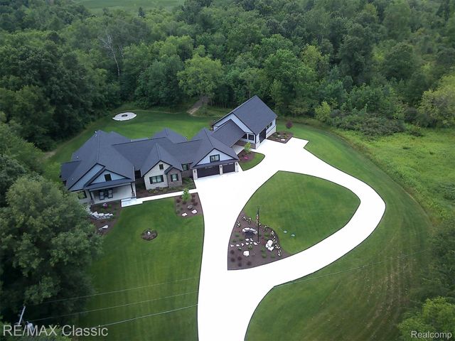 2866 Pine Bluffs Ct, Highland Charter Township, MI 48357