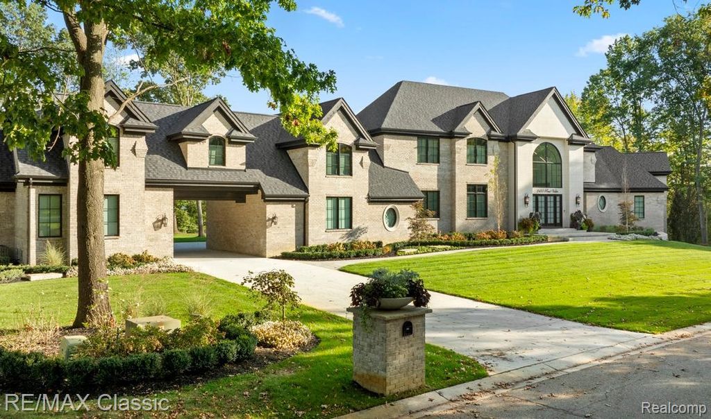 2866 Pine Bluffs Ct, Highland Charter Township, MI 48357