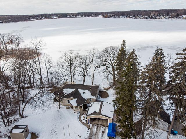 4028 Loon Lake Court, Fenton Charter Township, MI 48451