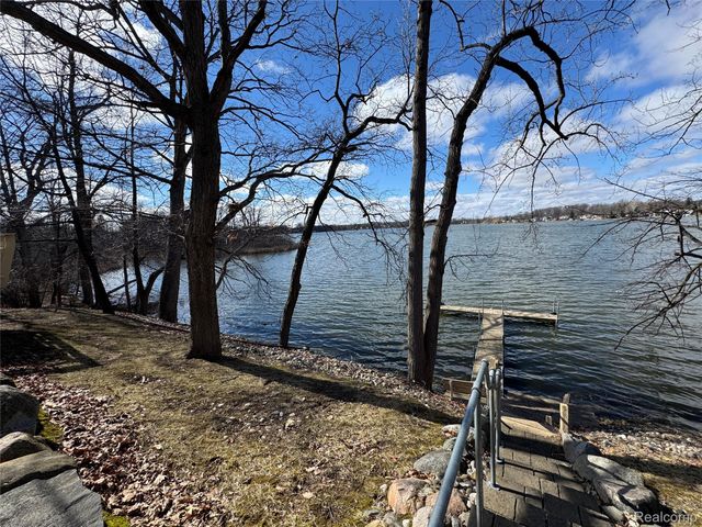 4028 Loon Lake Court, Fenton Charter Township, MI 48451