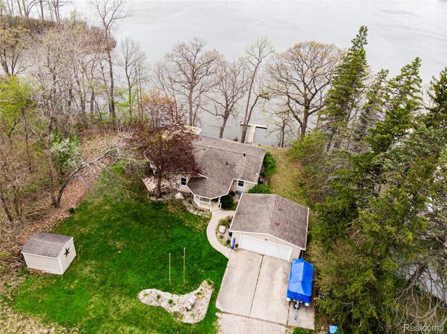 4028 Loon Lake Court, Fenton Charter Township, MI 48451
