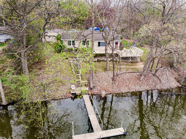 4028 Loon Lake Court, Fenton Charter Township, MI 48451