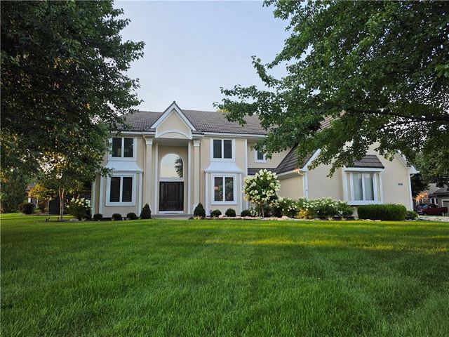 1824 Summit Valley Drive, Lee's Summit, MO 64081