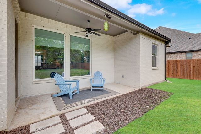 1048 Whisper Willows Drive, Fort Worth, TX 76052