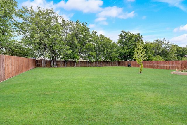 1048 Whisper Willows Drive, Fort Worth, TX 76052