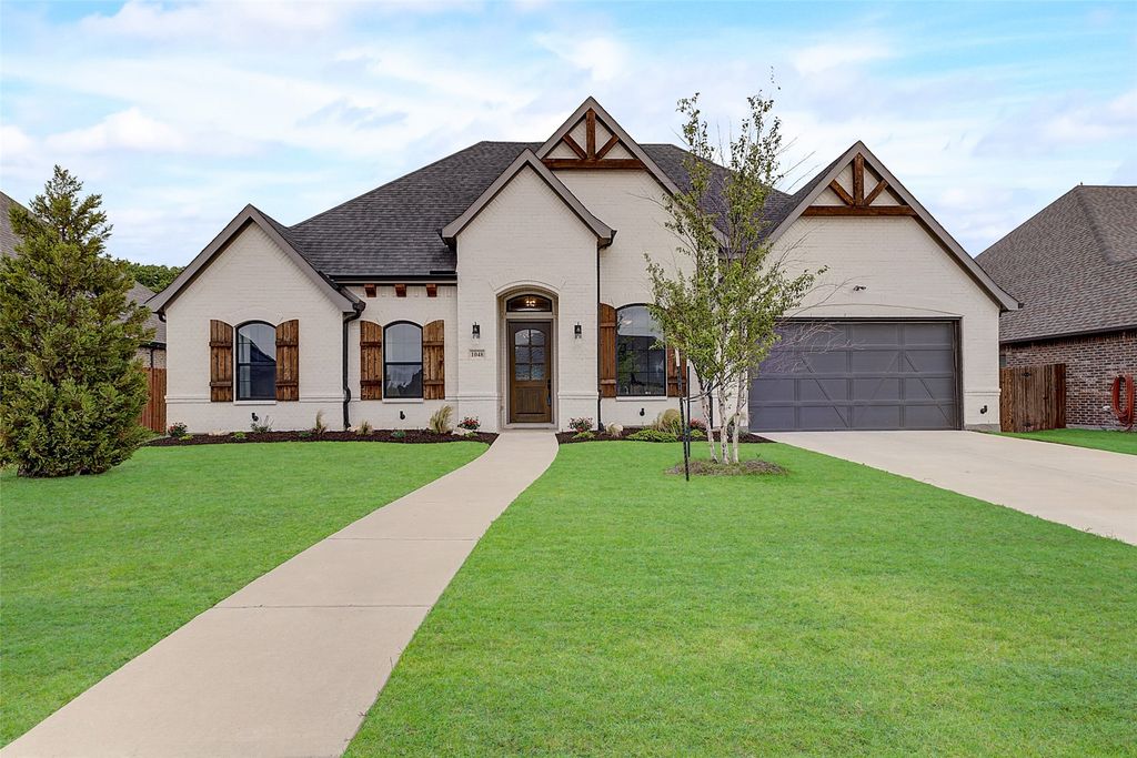 1048 Whisper Willows Drive, Fort Worth, TX 76052